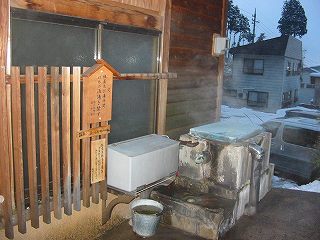 野沢温泉上寺湯の湯汲み槽